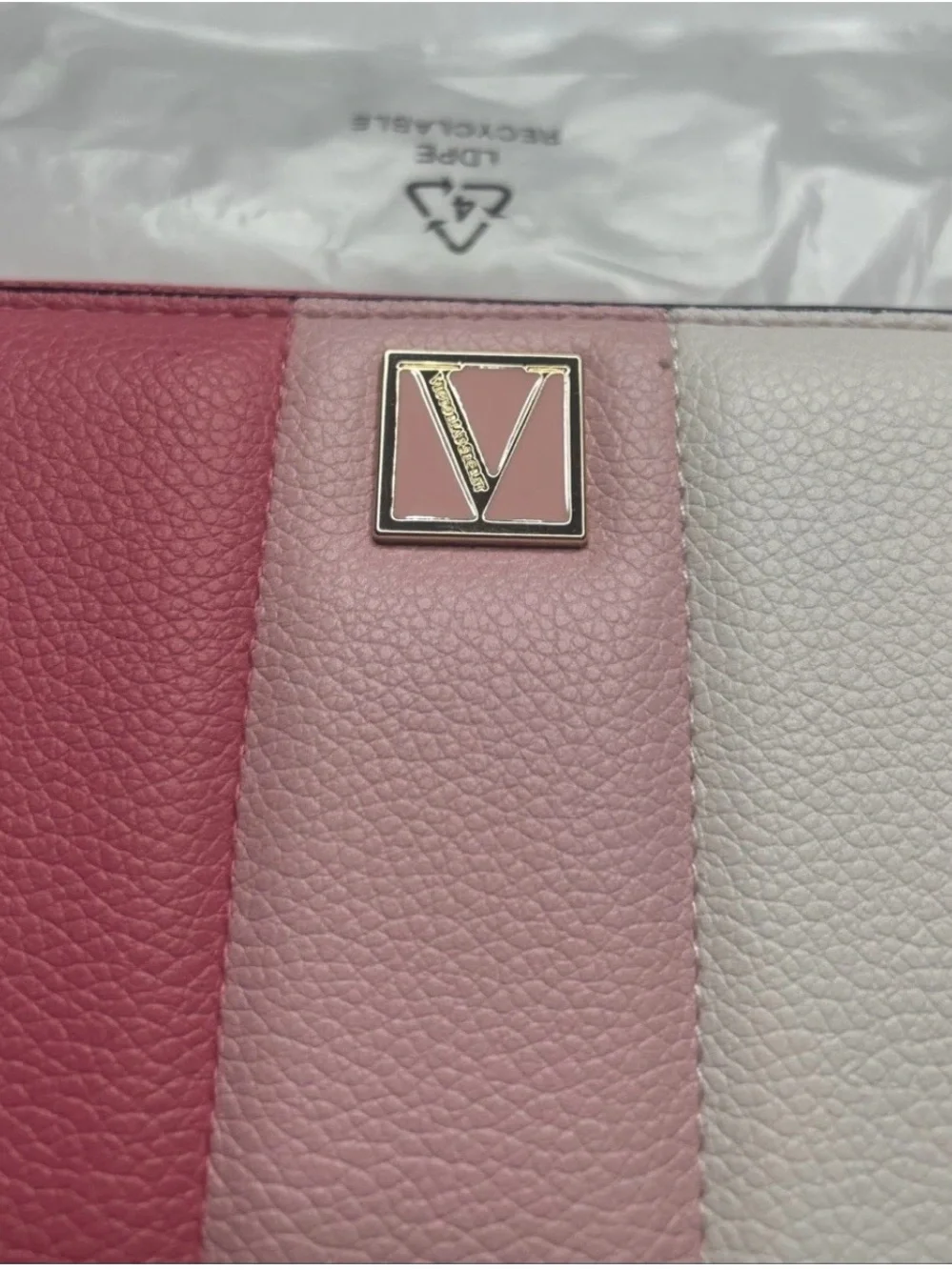 Victoria Secret Pebble V Quilt Wallet Zip Around Wallet Purse Coin ID Organizer - Picture 3 of 7